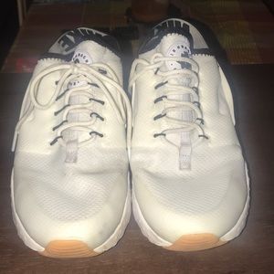 White Nike Huaraches